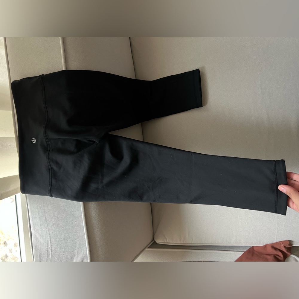 LIKE NEW Black cropped lululemon leggings